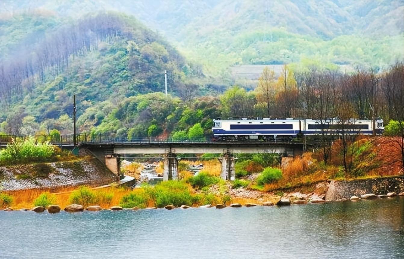 陕西有一趟适合旅行的绿皮慢火车，最低票价4元，沿途风景很美